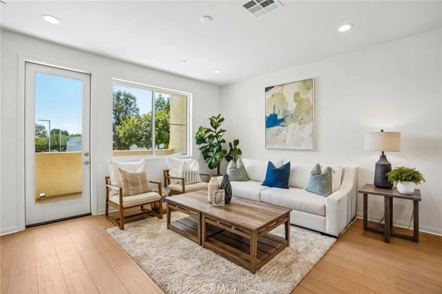 5876 Linden Ave Avenue 9, Long Beach, CA 90805
