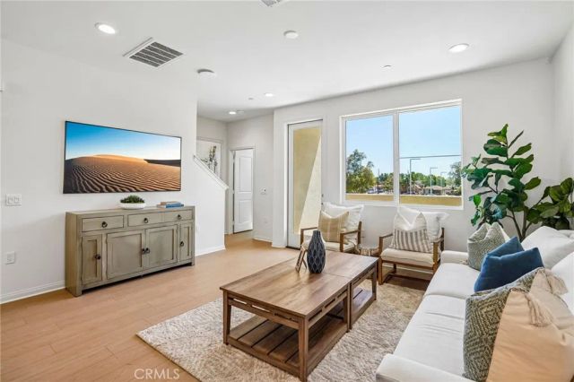 5876 Linden Ave Avenue 9, Long Beach, CA 90805