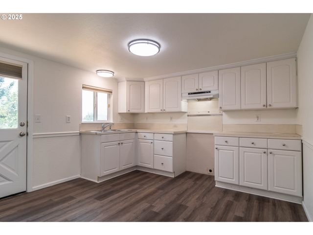 866 Ne WALNUT St, Roseburg, OR 97470