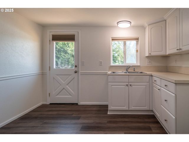 866 Ne WALNUT St, Roseburg, OR 97470