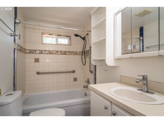 866 Ne WALNUT St, Roseburg, OR 97470