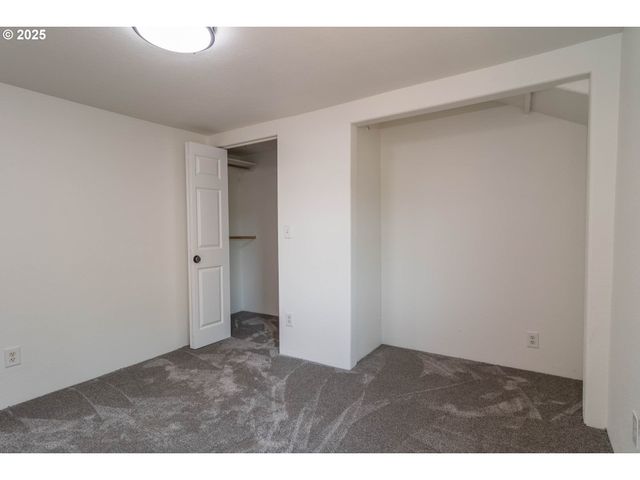 866 Ne WALNUT St, Roseburg, OR 97470