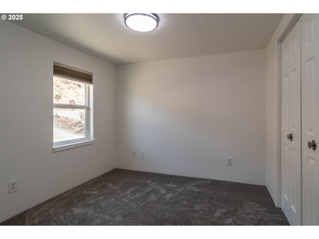 866 Ne WALNUT St, Roseburg, OR 97470