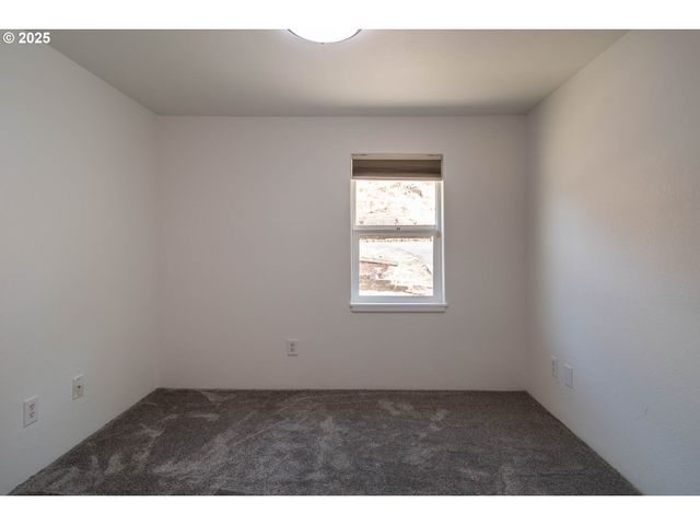 866 Ne WALNUT St, Roseburg, OR 97470