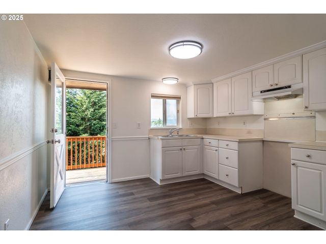 866 Ne WALNUT St, Roseburg, OR 97470