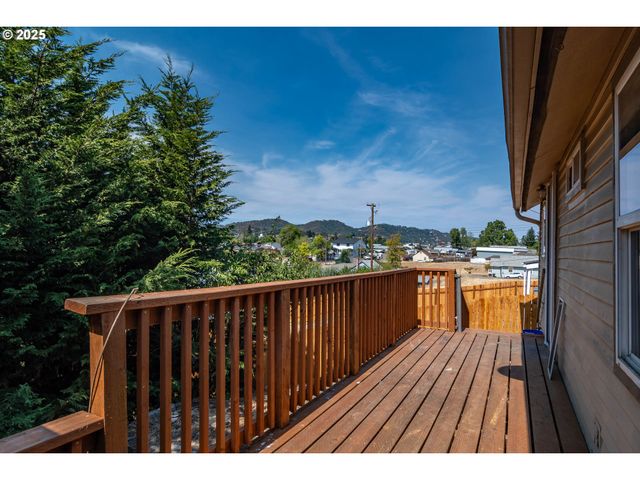 866 Ne WALNUT St, Roseburg, OR 97470