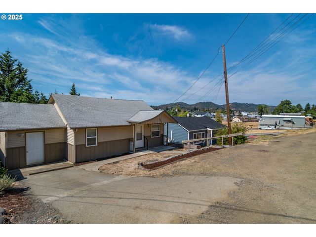 866 Ne WALNUT St, Roseburg, OR 97470