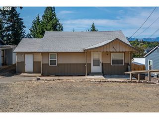866 Ne WALNUT St, Roseburg, OR 97470