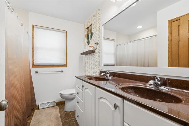 1840 Daleview Dr, Marion, IA 52302