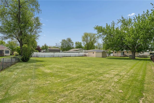 1840 Daleview Dr, Marion, IA 52302
