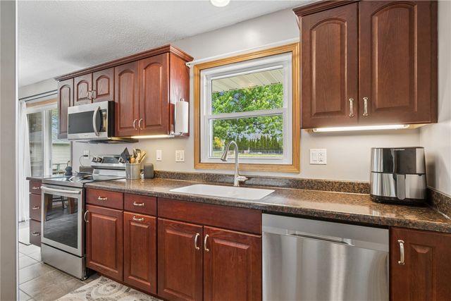 1840 Daleview Dr, Marion, IA 52302