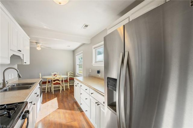 1324 River Oaks DR, Norfolk, VA 23502