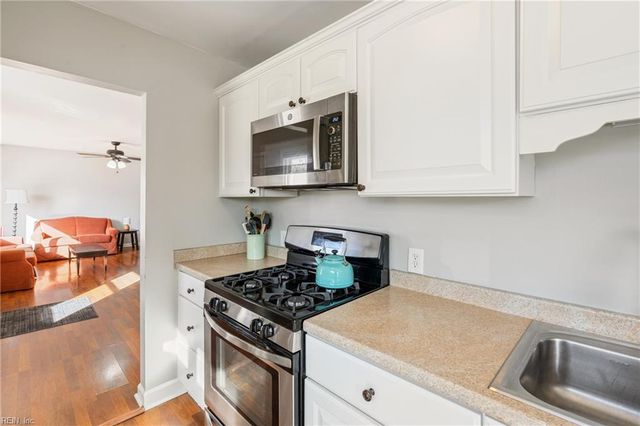 1324 River Oaks DR, Norfolk, VA 23502