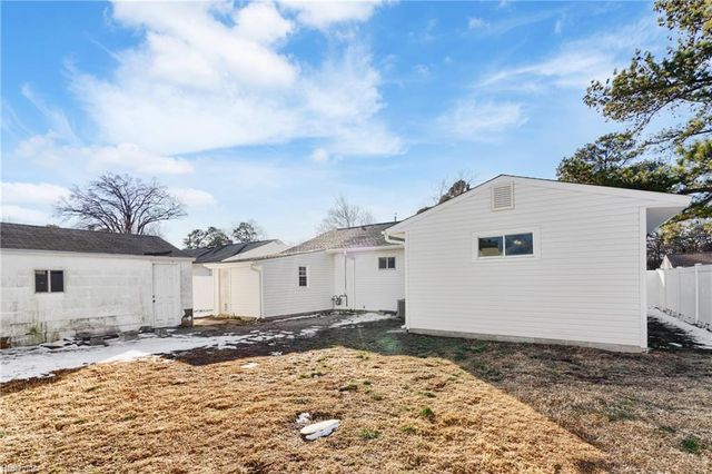 1324 River Oaks DR, Norfolk, VA 23502