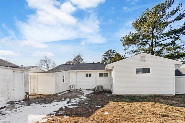 1324 River Oaks DR, Norfolk, VA 23502