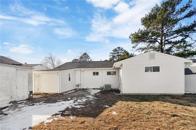 1324 River Oaks DR, Norfolk, VA 23502