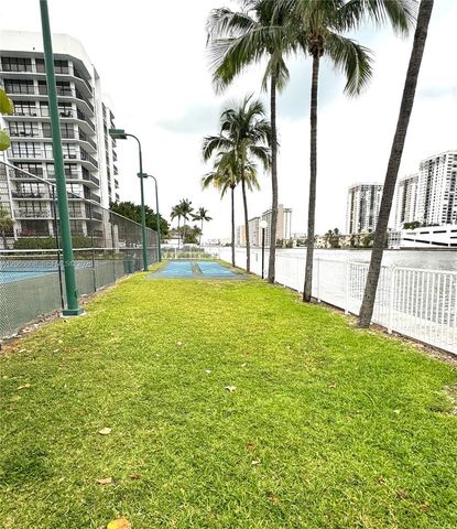 800 Parkview Dr 502, Hallandale Beach, FL 33009