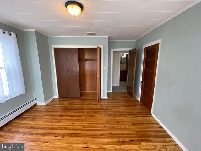 34 S MARKET ST, Fawn Grove, PA 17321