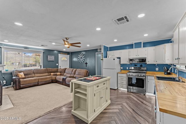 20641 E SQUAW VALLEY Road, Black Canyon City, AZ 85324