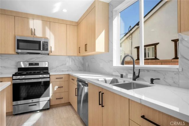 16057 Knapp, North Hills, CA 91343
