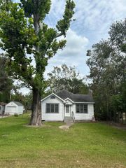 321 S Arcola Street, Angleton, TX 77515