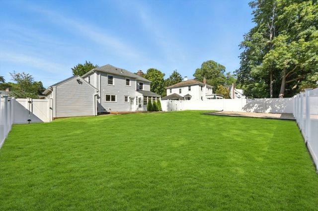 95 Field Rd, Longmeadow, MA 01106