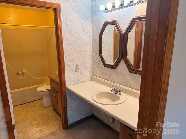 605 Lakeshore Drive, Franklin, NC 28734