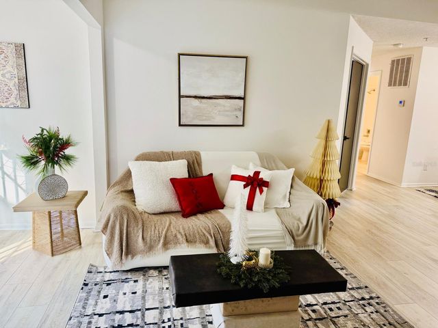 216 AFTON SQUARE 202, Altamonte Springs, FL 32714