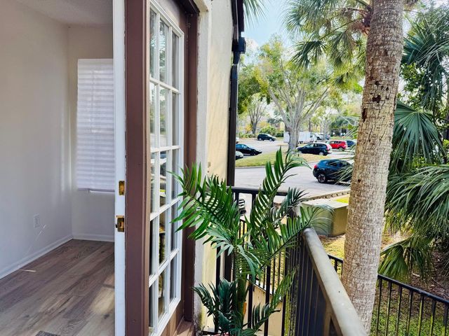 216 AFTON SQUARE 202, Altamonte Springs, FL 32714