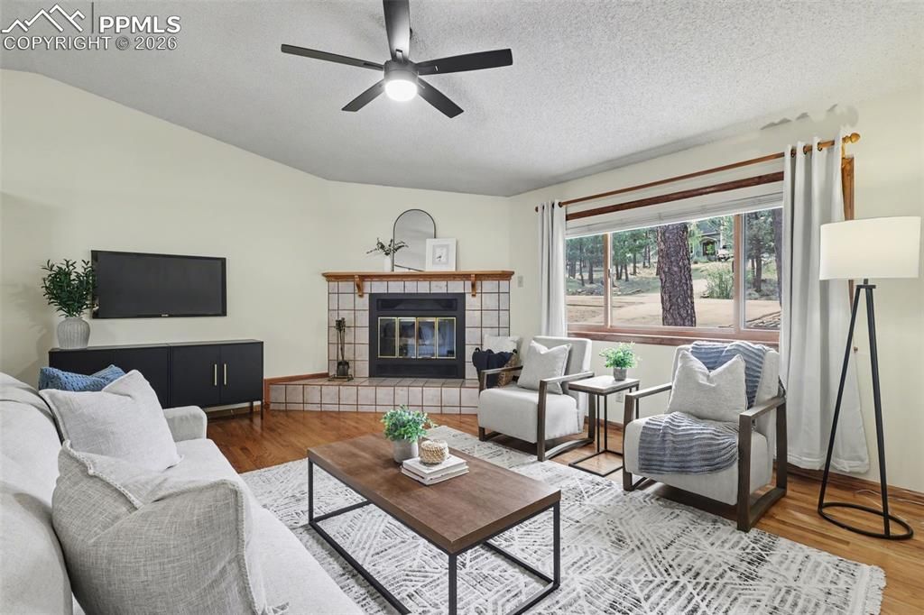 Image 9 of property listing at 1060 Pleasant View Lane, Colorado Springs, CO 80921