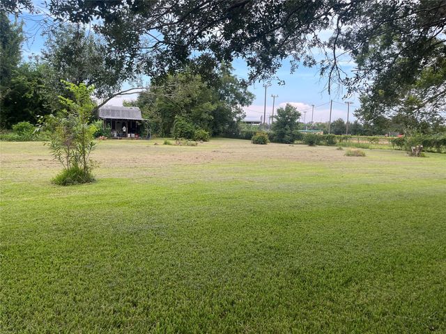 1103 Spur 28, Danbury, TX 77534