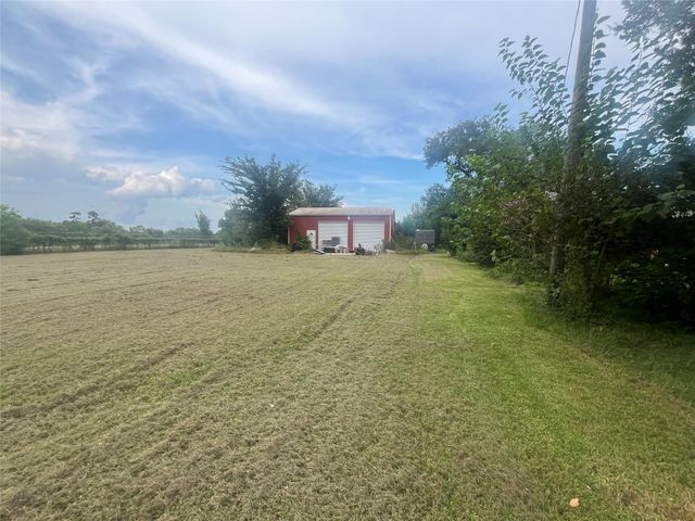 1103 Spur 28, Danbury, TX 77534