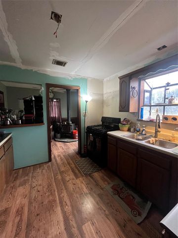 1103 Spur 28, Danbury, TX 77534