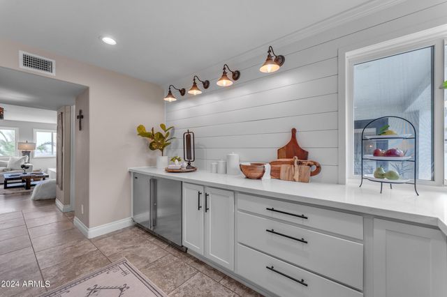 2449 W SUNRISE Drive, Phoenix, AZ 85041