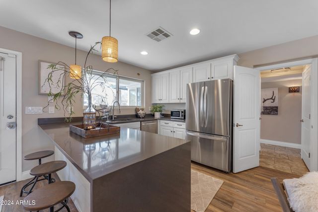 2449 W SUNRISE Drive, Phoenix, AZ 85041