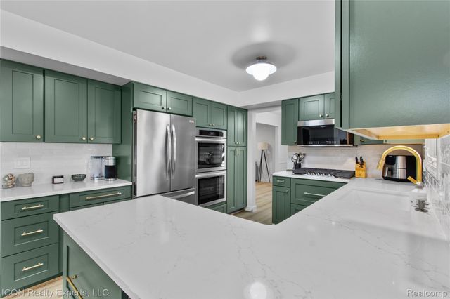 38864 Red Oaks Drive, Clinton Charter Township, MI 48036