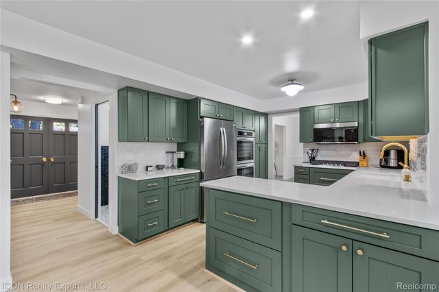 38864 Red Oaks Drive, Clinton Charter Township, MI 48036