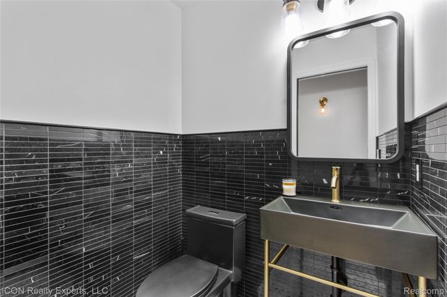 38864 Red Oaks Drive, Clinton Charter Township, MI 48036