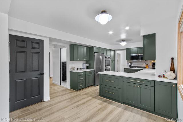 38864 Red Oaks Drive, Clinton Charter Township, MI 48036