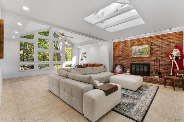 38864 Red Oaks Drive, Clinton Charter Township, MI 48036