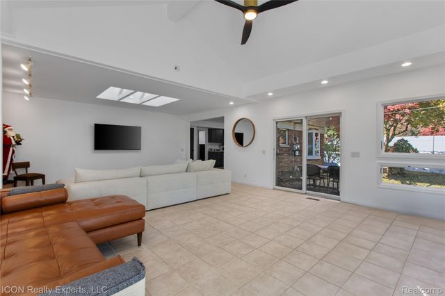 38864 Red Oaks Drive, Clinton Charter Township, MI 48036