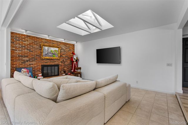 38864 Red Oaks Drive, Clinton Charter Township, MI 48036