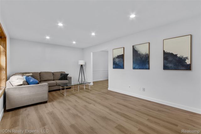 38864 Red Oaks Drive, Clinton Charter Township, MI 48036