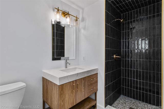 38864 Red Oaks Drive, Clinton Charter Township, MI 48036