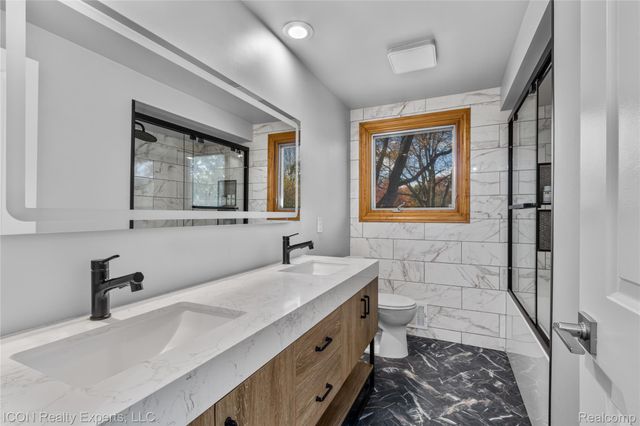 38864 Red Oaks Drive, Clinton Charter Township, MI 48036