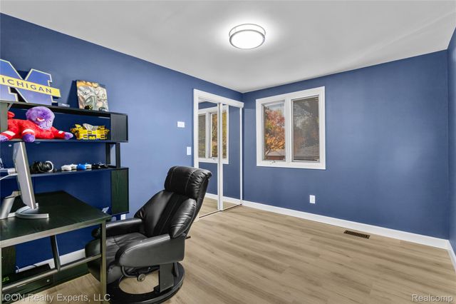 38864 Red Oaks Drive, Clinton Charter Township, MI 48036