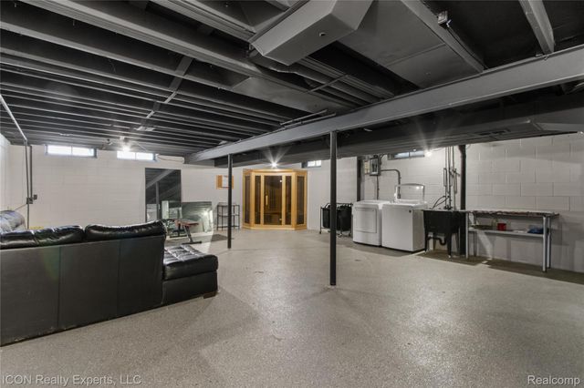 38864 Red Oaks Drive, Clinton Charter Township, MI 48036