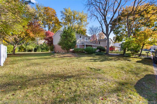 38864 Red Oaks Drive, Clinton Charter Township, MI 48036