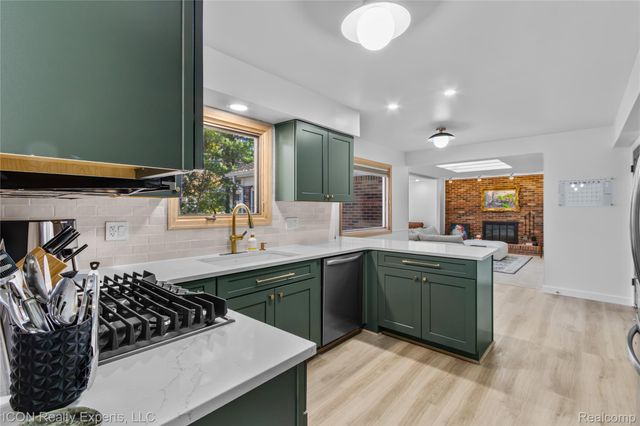 38864 Red Oaks Drive, Clinton Charter Township, MI 48036