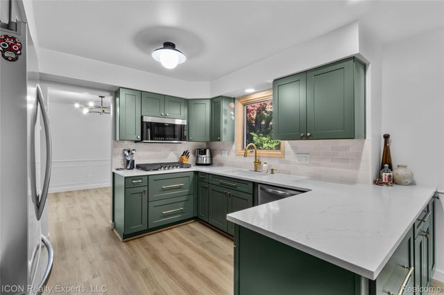 38864 Red Oaks Drive, Clinton Charter Township, MI 48036